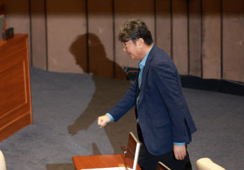 경찰, &apos;이춘석 주식 차명거래&apos; 관련 국회사무처 압수수색