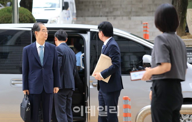 '먼 곳 바라보는 한덕수 전 총리' 
