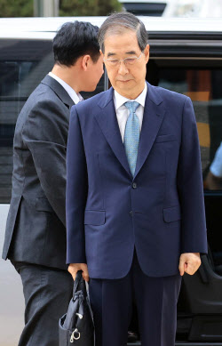 사상 첫 전 총리 구속 심사 마친 한덕수, 서울구치소서 대기