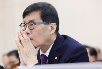 이창용 "내년 상반기까지 금리 인하 기조 지속"