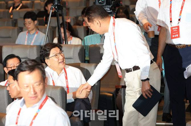 '연찬회 참석한 권성동'