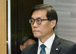 "집값 자극할 일 안한다" 2회 연속 금리 동결한 한은