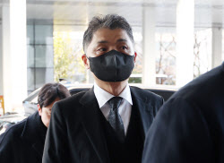 기소 후 1년 만의 결심공판…카카오 김범수, 법원 출석