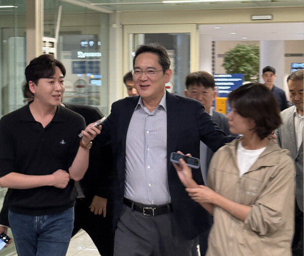 삼성 이재용, 방미사절단 마치고 귀국…&quot;일 열심히 해야죠&quot;