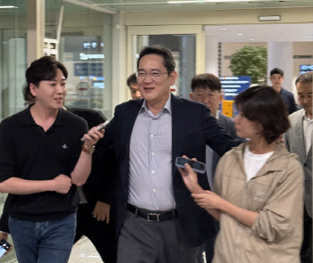 삼성 이재용, 방미사절단 마치고 귀국…"일 열심히 해야죠"