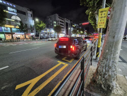 &apos;주정차 절대 금지&apos; 두 달…대치 학원가, 끝나지 않는 `주차 전쟁`