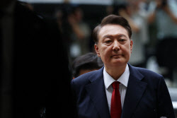 與, 오늘 구치소서 &apos;尹 CCTV 영상&apos; 열람…공개는 안할듯