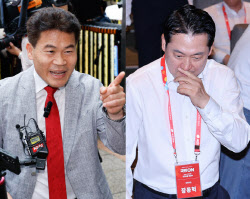 "전한길, 어디 아픈거 아닌가"...유튜브 발언에 소장파 &apos;부글&apos;