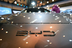 BYD, 2분기 순익 30% 급감…中전기차 ‘이익 절벽’ 신호탄?