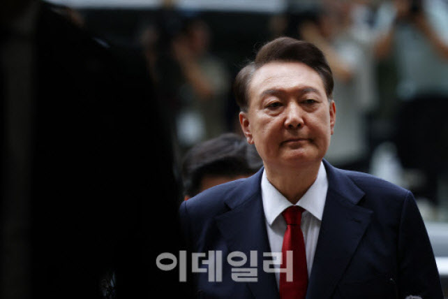 尹 영치금 3억, 73회 외부 이체…변호사비 명목?