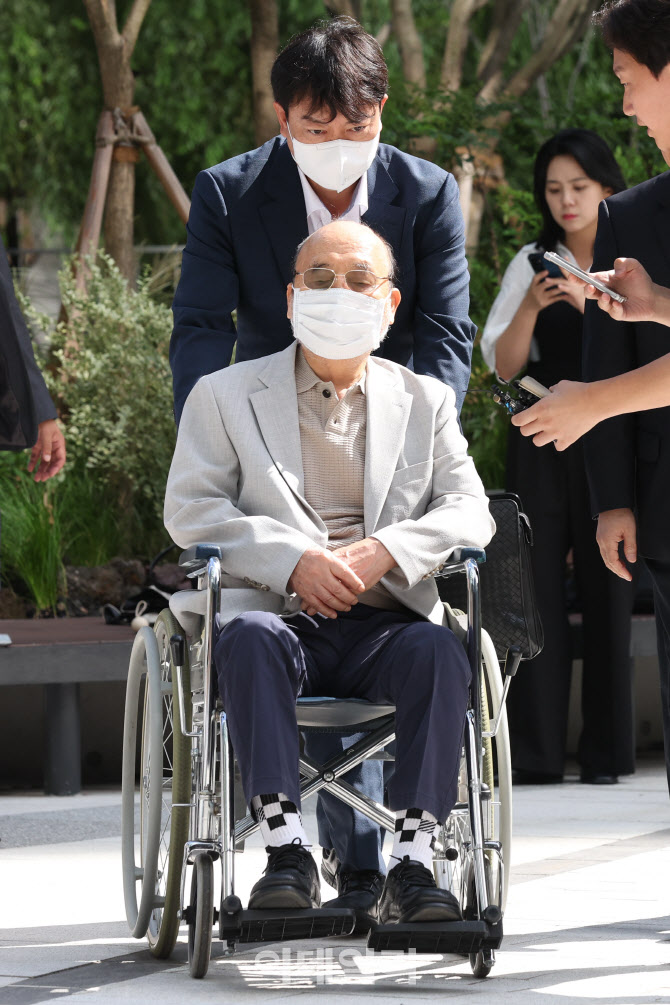 '나토 목걸이' 이봉관 회장, 휠체어 탄 채 김건희 특검 출석