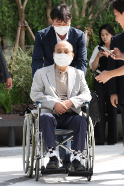 [포토]'나토 목걸이' 이봉관 회장, 휠체어 탄 채 김건희 특검 출석                                                                                                                                