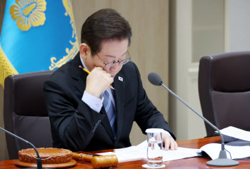 [속보] 李대통령 “상습 임금체불 기업 엄벌…중대범죄라고 봐야”