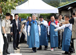 [포토] 농협, 충북 영동 사랑의집 고치기                                                                                                                                                                  