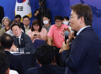 "얼마, 부르세요"...李대통령, 또 공개 칭찬한 &apos;그 공무원&apos;