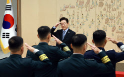 軍 간부 이사 사다리차 비용 지원, 당직비 평일 3만원·휴일 6만원[국방예산안]