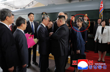 "김정은 뒤 미소짓는 소녀"…北 김주애 中 동행 외신도 주목