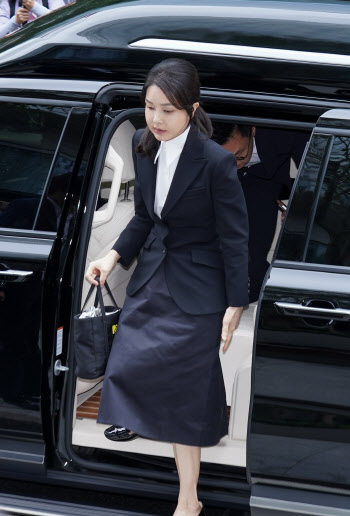 김건희, 샤넬백 받고 통일교에 "정부 차원서 돕겠다" 전화