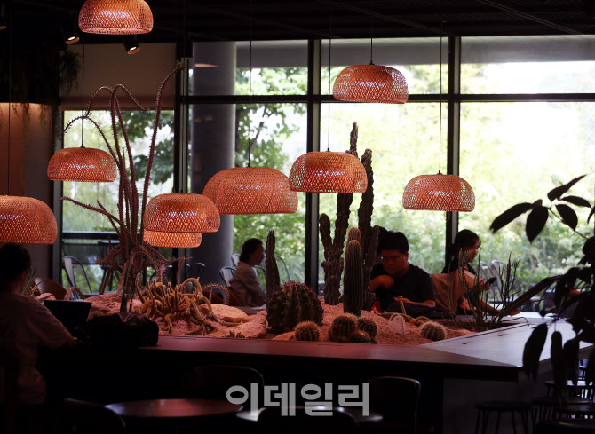  카페에서 휴식                                                                                                                                                                                    
