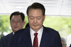 추미애 "&apos;내 몸에 손대지 마!&apos; 속옷만 입고 소리친 윤석열…옹졸"