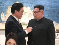 우원식 “7년 만에 봅니다” 인사에...김정은 의외의 반응