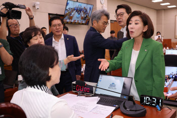 "초선은 가만있어"…범여권 초선의원, 나경원 징계요구안 제출