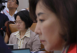 與 주도로 &apos;더 센 3대 특검법&apos; 법사위 통과(종합)