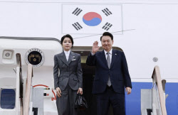 “尹, 순방길에 ‘참이슬 프레쉬’ 페트 10병 실었다”