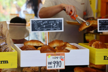 &apos;990원 소금빵&apos; 논란에… 슈카 빵집, 결국 문 닫는다