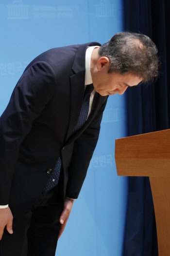 "조국에 겨눈 화살, 나에게"…성비위 파문 속 혁신당 사무총장 사퇴