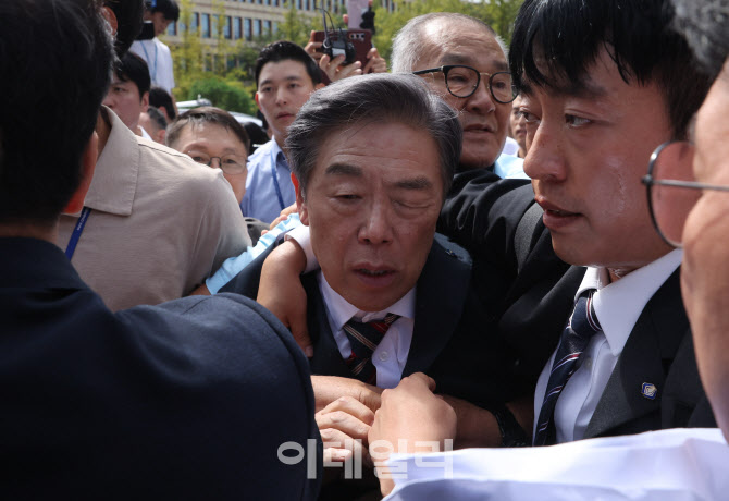 '표정 일그러진 김형석 독립기념관장'                                                                                                                                                     