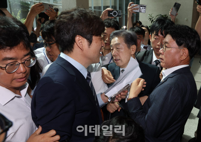 김형석, '사퇴 요구 받으며 국회 떠나'                                                                                                                                                    