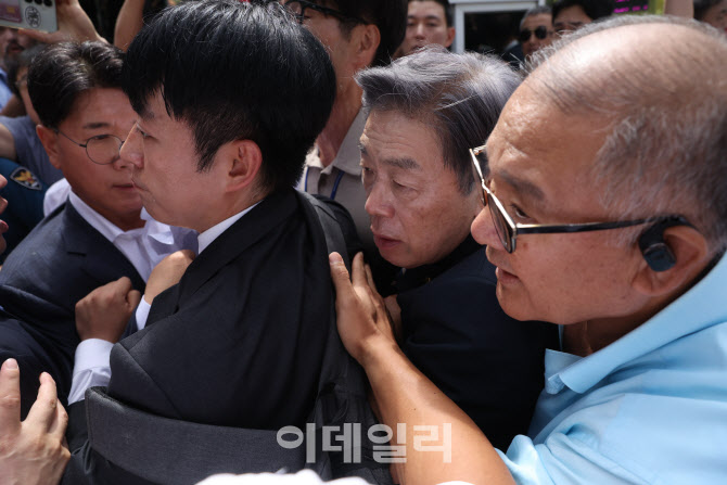 시민단체에 거센 항의 받는 김형석 독립기념관장                                                                                                                                                     