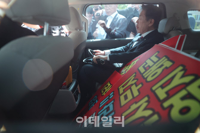 '사퇴 요구 받은 김형석 독립기념관장'                                                                                                                                                    