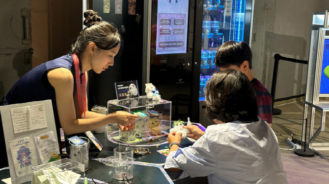 가상 생명체 '피어리(Peary)'와 재미 짓기... 2025 청주공예비엔날레 연... - 뉴스 썸네일 이미지