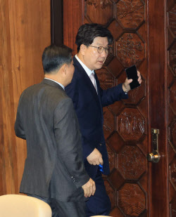 [포토]체포동의안 본회의 보고, '표정 어두운 권성동'                                                                                                                                            