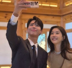 박보검, 'SK 최태원 동거녀' 김희영과 다정 셀카…무슨 사이?