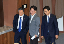 [포토]본회의, '대화하는 정성호-김영훈-배경훈'                                                                                                                                                 
