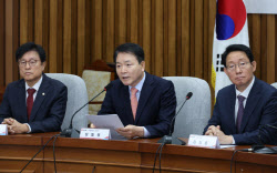 국힘 성일종, 국회서 폭행당해…70대 女 체포