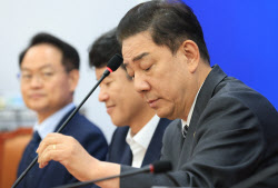 [포토]'표정 어두운 김병기'                                                                                                                                                                    