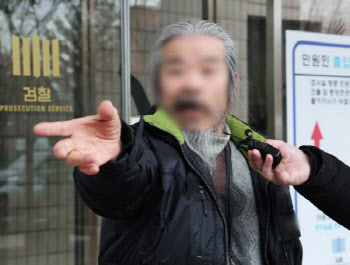 조두순, 하교 시간에 4차례 무단 외출…전자발찌도 훼손