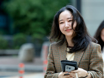 민희진, 하이브와 260억 풋옵션 소송 재판 직접 출석