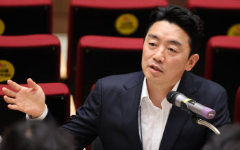 美 구금 근로자 316명 오늘 귀국…강훈식 비서실장, 현장서 영접