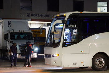 "전세기 언제 오나요"…&apos;美 석방 근로자&apos; 기다리는 가족들, 불안·초조