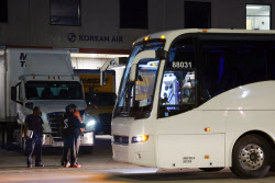 "전세기 언제 오나요"…&apos;美 석방 근로자&apos; 기다리는 가족들, 불안·초조