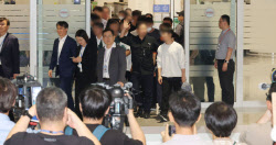 美구금 한국인 316명 무사귀국...1명은 왜 남았을까?