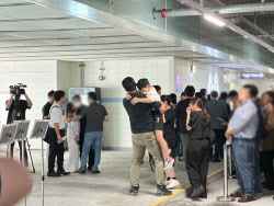 "얼싸 안고 눈물 흘리고"…`美 구금` 근로자, 가족 상봉 현장(종합)