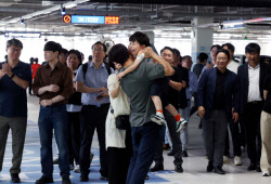 “쓰레기 같은 밥, 변기랑 같이 숙식”…참혹했던 美구금