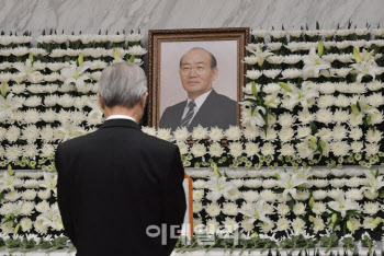 4년째 장지 못 구한 전두환 유해…연희동 자택 마당에 묻히나