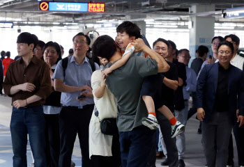 &apos;구금사태 한숨 돌렸지만&apos;...다시 시험대 오른 李대통령